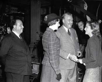 http://memorysong.tumblr.com/post/55628925909 Alfred Hitchcock, Gladys Cooper, Nigel Bruce, and Joan Fontaine on set