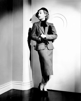 via: http://mariedeflor.tumblr.com/post/24341448294/carole-lombard-photographed-for-love-before