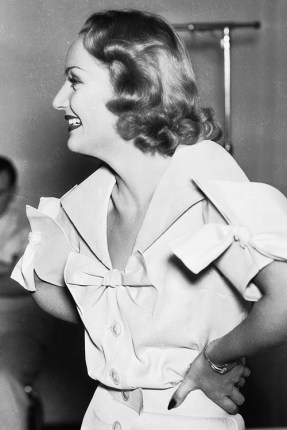 via: http://bettesdavis.tumblr.com/post/79714382835/carole-lombard-on-the-set-of-hands-across-the