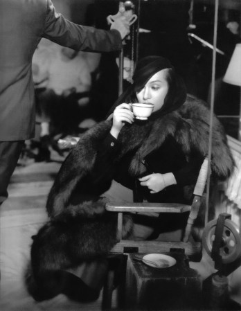 via: http://thegirlwiththewhiteparasol.blogspot.com/2011/10/movie-review-princess-comes-across.html