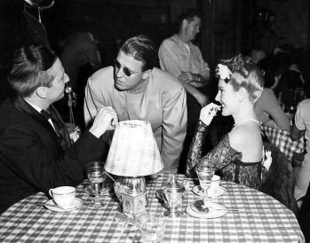 via: http://acertaincinema.com/media-tags/george-stevens/