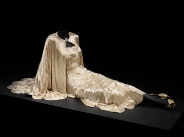 via: http://www.theprimgirl.com/tag/hollywood-costume/