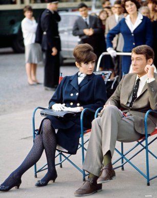 via: http://filmnoirphotos.blogspot.com/2011/09/on-set-audrey-hepburn.html