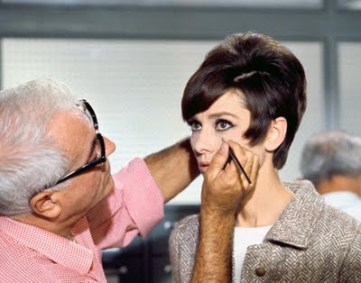 via: http://filmnoirphotos.blogspot.com/2011/09/on-set-audrey-hepburn.html