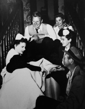 via: http://gummgarland.tumblr.com/post/22313613507/behind-the-scenes-of-the-harvey-girls