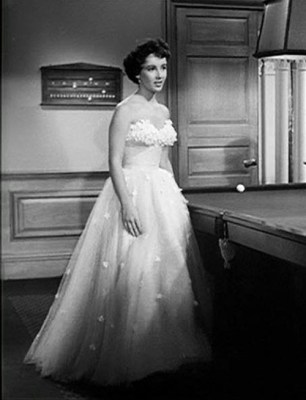 via: http://fashion.telegraph.co.uk/news-features/TMG11028833/Why-costume-designer-Edith-Head-should-never-be-forgotten.html