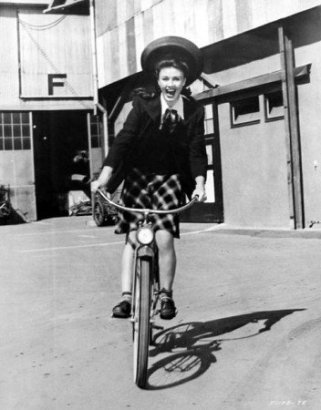 via: http://www.classicmoviehub.com/blog/classic-movie-pictorials-ginger-rogers-on-the-set-guest-post-by-ron-fisher/