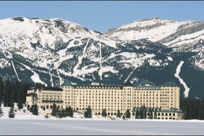 via: http://www.fairmontmoments.com/destinations/canada/the-fairmont-chateau-lake-louise/the-fairmont-chateau-lake-louise